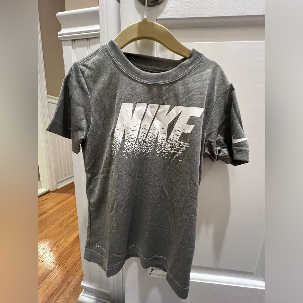 NWT- Boys Nike drifit t-shirt size 5-6 years